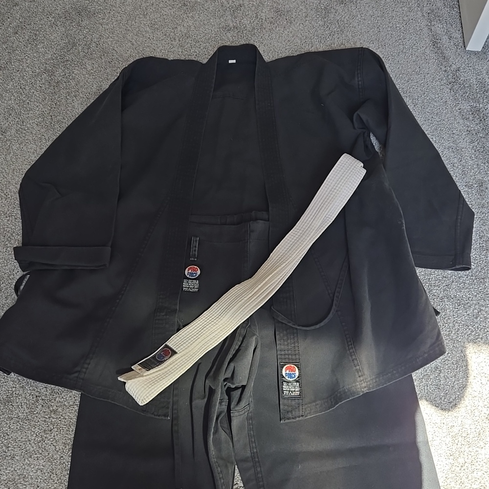 Karate Gi pro force size 4